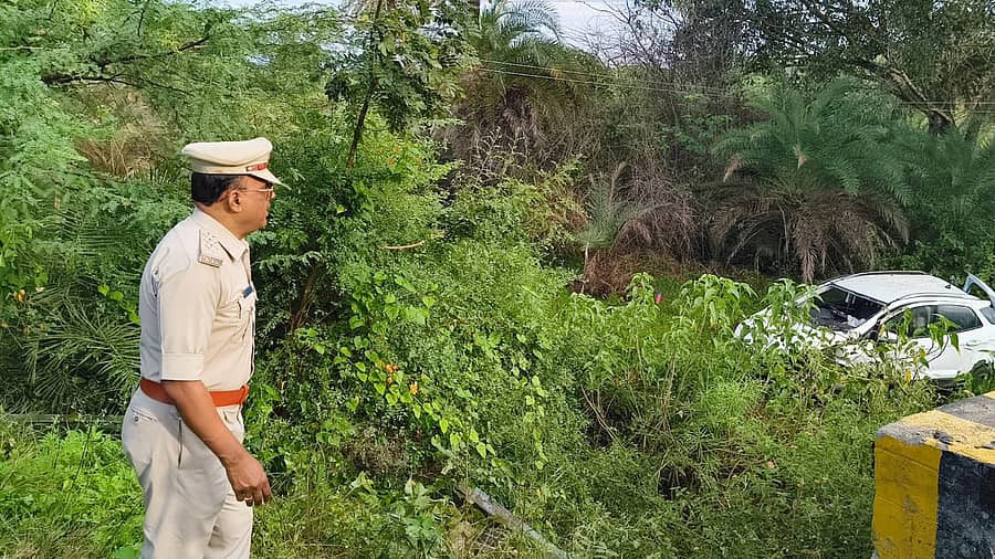 ಕೆಜಿಎಫ್ ಹೊರವಲಯದ ಕೃಷ್ಣಾಪುರದಲ್ಲಿ ಸೋಮವಾರ ಮುಂಜಾನೆ ನಡೆದ ಅಪಘಾತ ಸ್ಥಳವನ್ನು ಪರಿಶೀಲನೆ ನಡೆಸಿದ ಡಿವೈಎಸ್‌ಪಿ ಪಾಂಡುರಂಗ 