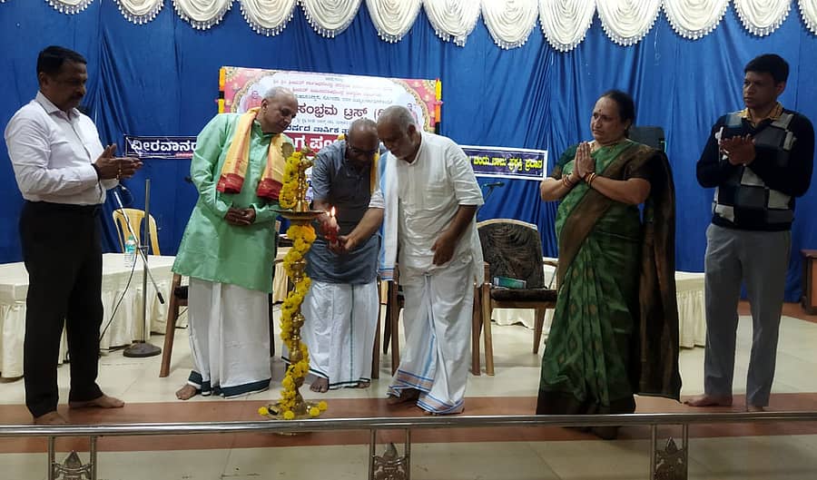 ಶಿರಸಿಯ ಟಿಎಂಎಸ್ ಸಭಾಂಗಣದಲ್ಲಿ ನಡೆದ  ಪ್ರಸಂಗ ಪಂಚಾಮೃತಮ್ ತಾಳಮದ್ದಲೆ ಸರಣಿಗೆ ಗೋಪಾಲಕೃಷ್ಣ ಭಟ್ ಚಾಲನೆ ನೀಡಿದರು