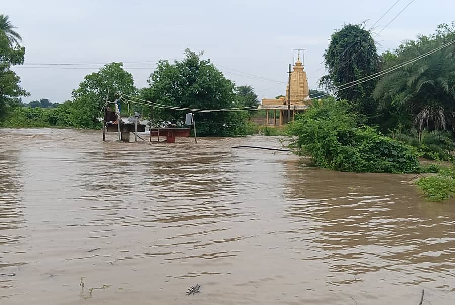 ಕಲಬುರಗಿ ಜಿಲ್ಲೆಯ ಕಾಳಗಿಯ ನಂದೂರ ಗ್ರಾಮದಲ್ಲಿ ನಾಲಾವೊಂದು ಉಕ್ಕೇರಿ ಶಿವಲಿಂಗೇಶ್ವರ ದೇವಸ್ಥಾನ ಸೋಮವಾರ ಜಲಾವೃತಗೊಂಡಿತು
