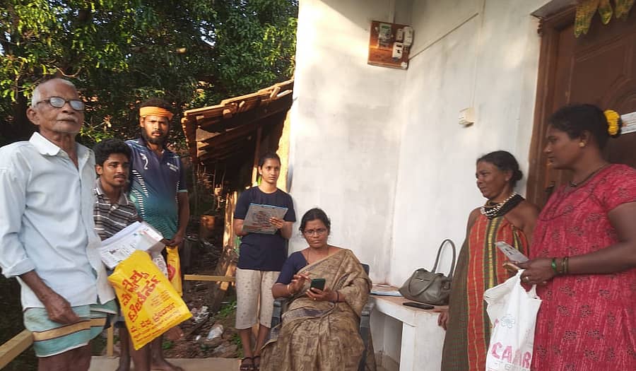 ಅಂಕೋಲಾ ತಾಲ್ಲೂಕಿನ ಶಿರೂರು ಗ್ರಾಮದ ಮನೆಯೊಂದರ ಸದಸ್ಯರಿಂದ ಗಣತಿದಾರರು ಸಾಮಾಜಿಕ, ಶೈಕ್ಷಣಿಕ ಸಮೀಕ್ಷೆ ಮಾಹಿತಿ ಸಂಗ್ರಹಿಸಿದರು.