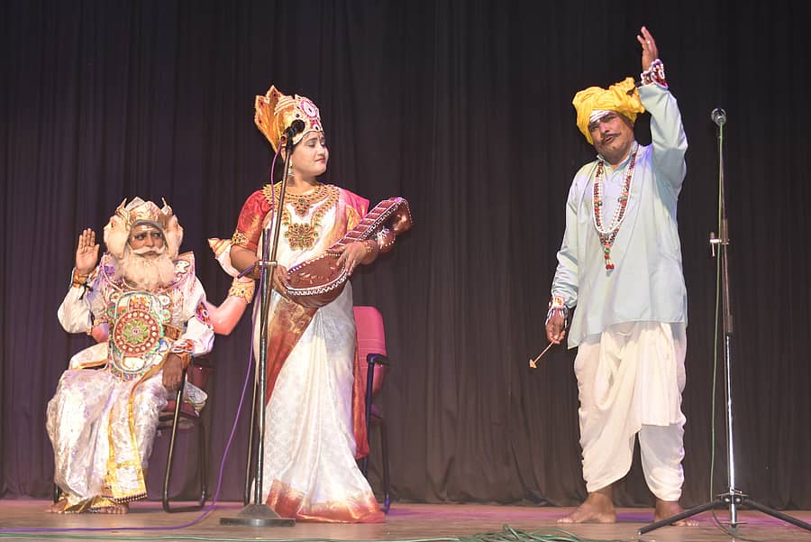 ಹುಬ್ಬಳ್ಳಿಯ ಸವಾಯಿ ಗಂಧರ್ವ ಕಲಾಭವನದಲ್ಲಿ ಭಾನುವಾರ ಏರ್ಪಡಿಸಿದ್ದ ಕಾರ್ಯಕ್ರಮದಲ್ಲಿ ಕಲಾವಿದರು ಬ್ರಹ್ಮನ ಸೋಲು ನಾಟಕ ಪ್ರದರ್ಶಿಸಿದರು