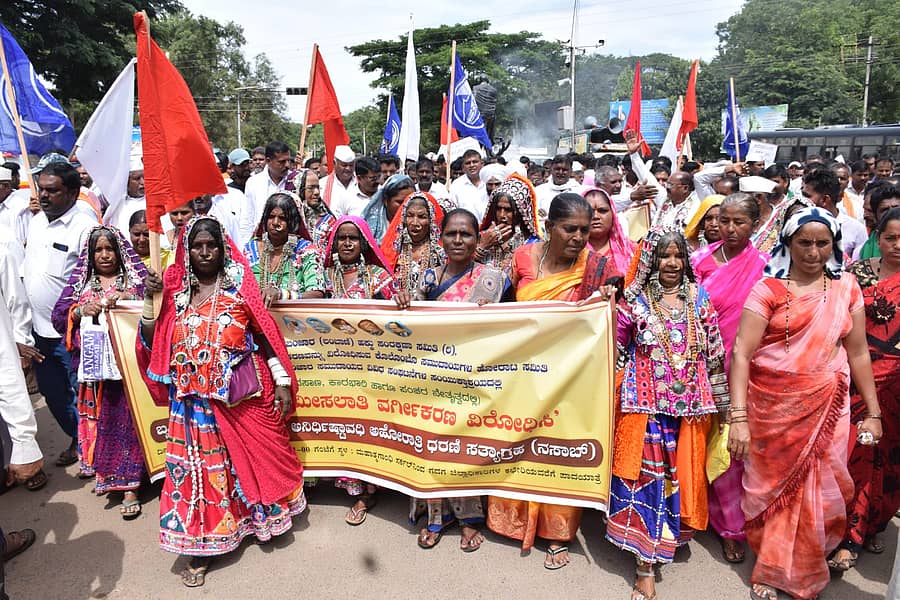 ಅವೈಜ್ಞಾನಿಕ ಒಳಮೀಸಲಾತಿಯ ವರ್ಗೀಕರಣ ವಿರೋಧಿಸಿ ಕರ್ನಾಟಕ ಬಂಜಾರ ಹಕ್ಕು ಸಂರಕ್ಷಣಾ ಸಮಿತಿ ವತಿಯಿಂದ ಸೋಮವಾರ ಗದಗ ನಗರದಲ್ಲಿ ಪ್ರತಿಭಟನಾ ಮೆರವಣಿಗೆ ನಡೆಯಿತು