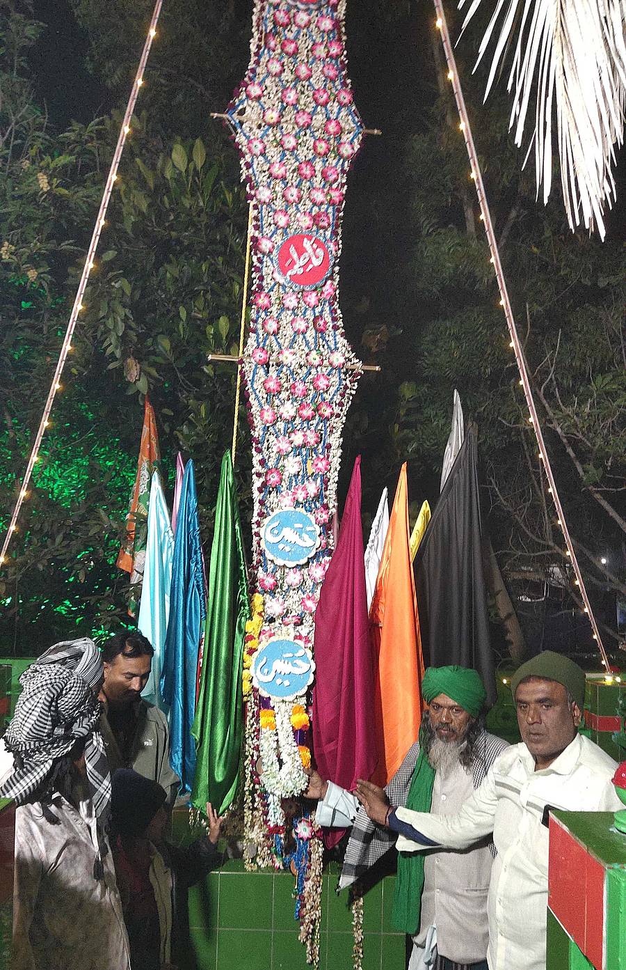 ಬಾಗೇಪಲ್ಲಿ ಪಟ್ಟಣದ ಹೊರವಲಯದ ಸೂಫಿ ಧಾರ್ಮಿಕ ಕ್ಷೇತ್ರ ಆಸ್ತಾನದಲ್ಲಿ ಭಾನುವಾರ ರಾತ್ರಿ ಹಜರತ್ ಮೆಹಬೂಬ್–ಎ–ಸುಭಹಾನಿ ಅವರ ನಶಾನ್–ಎ–ಗೌಸ್–ಎ ಪಾಕ್‌ಗೆ ಹಜರತ್ ಇಸ್ಮಾಯಿಲ್ ಷಾ ಖಾದ್ರಿ ಅವರು ಹೂವಿನ ಚಾದರ್ ಹೊದಿಸಿದರು