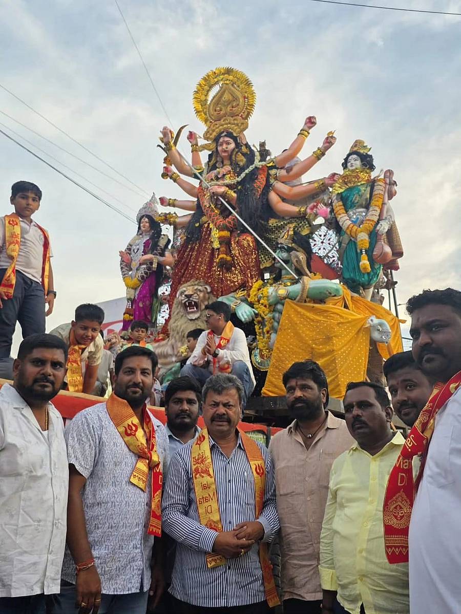 ಗೌರಿಬಿದನೂರು ನಗರದ ಕೋಟೆಯಲ್ಲಿ ದಸರಾ ಹಬ್ಬದ ಪ್ರಯುಕ್ತ ಪ್ರತಿಷ್ಠಾಪಿಸಲಾಗಿದ್ದ ದುರ್ಗಾ ಮಾತೆಯ ಪ್ರತಿಕೃತಿಯನ್ನು ಗಂಗೆಯಲ್ಲಿ ವಿಲೀನ ಮಾಡಲಾಯಿತು