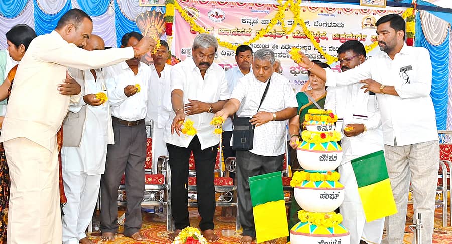 ಹೊಳಲ್ಕೆರೆ ತಾಲ್ಲೂಕಿನ ಚನ್ನಸಮುದ್ರದಲ್ಲಿ ಸೋಮವಾರ ಶಾಸಕ ಎಂ.ಚಂದ್ರಪ್ಪ ವಿಶ್ವ ಬುಡಕಟ್ಟು ದಿನಾಚರಣೆ ಅಂಗವಾಗಿ ಏರ್ಪಡಿಸಿದ್ದ ತಾಲ್ಲೂಕು ಮಟ್ಟದ ವೀರಗಾಸೆ ಮತ್ತು ಭಜನಾ ಸ್ಪರ್ಧೆ ಉದ್ಘಾಟಿಸಿದರು. ಹೈಕೋರ್ಟ್ ನಿವೃತ್ತ ನ್ಯಾಯಾಧೀಶ ಎಚ್.ಬಿಲ್ಲಪ್ಪ ಇದ್ದರು.