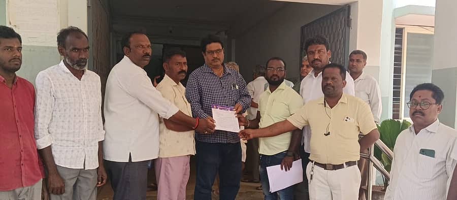 ಮಾಲೂರಿನಲ್ಲಿ ನಕಲಿ ದಾಖಲೆ ಸೃಷ್ಟಿಸಿ ಸರ್ಕಾರಿ ಭೂಮಿ ಕಬಳಿಕೆ ಮಾಡುತ್ತಿರುವವರ ವಿರುದ್ಧ ಕ್ರಮ ಕೈಗೊಳ್ಳಬೇಕು. ಇಲ್ಲದಿದ್ದರೆ ಡಿಎಸ್‌ಎಸ್‌ ವತಿಯಿಂದ ಹೋರಾಟ ಮಾಡುವುದಾಗಿ ಡಿಎಸ್‌ಎಸ್‌ ಸಂಚಾಲಕ ಎಸ್.ಎಂ.ವೆಂಕಟೇಶ್ ಶಿರಸ್ತೇದಾರ್‌ ಅವರಿಗೆ ಮನವಿ ಸಲ್ಲಿಸಿದರು