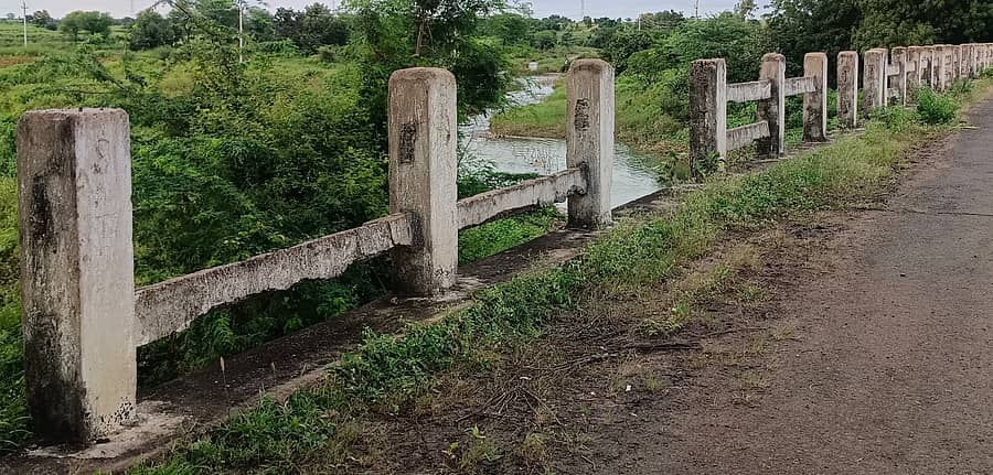ಔರಾದ್ ತಾಲ್ಲೂಕಿನ ಕೌಠಾ(ಕೆ)-ವಡಗಾಂವ್ ಮುಖ್ಯ ರಸ್ತೆಯಲ್ಲಿನ ಸೇತುವೆ ತಡೆಗೋಡೆ ಹಾಳಾಗಿರುವುದು