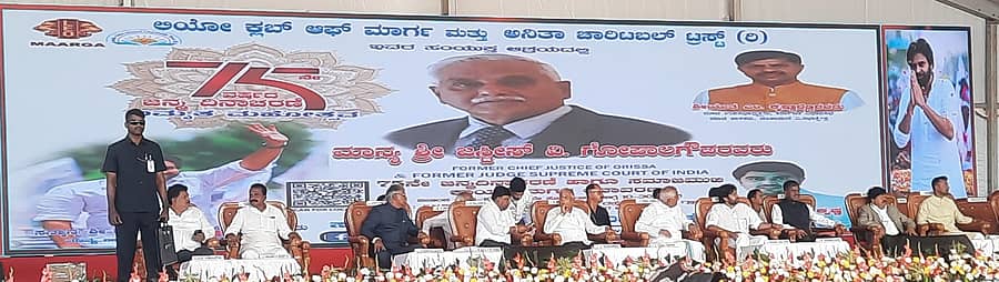 ಚಿಂತಾಮಣಿಯ ಹೊರವಲಯದಲ್ಲಿ ಸೋಮವಾರ ಆಯೋಜಿಸಿದ್ದ ನಿವೃತ್ತ ನ್ಯಾಯಮೂರ್ತಿ ವಿ.ಗೋಪಾಲಗೌಡ ಅವರ ಜನ್ಮ ದಿನಾಚರಣೆ ಕಾರ್ಯಕ್ರಮದಲ್ಲಿ ಆಂಧ್ರಪ್ರದೇಶದ ಉಪಮುಖ್ಯಮಂತ್ರಿ ಪವನ್ ಕಲ್ಯಾಣ್, ಕೇಂದ್ರ ಸಚಿವ ವಿ.ಸೋಮಣ್ಣ, ಸಂಸದ ಮಲ್ಲೇಶಬಾಬು, ಮಾಜಿ ಶಾಸಕ ಎಂ.ಕೃಷ್ಣಾರೆಡ್ಡಿ