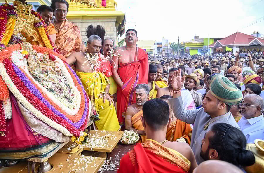 ಮೈಸೂರಿನ ಚಾಮುಂಡಿ ಬೆಟ್ಟದಲ್ಲಿ ಸೋಮವಾರ ನಡೆದ ಚಾಮುಂಡೇಶ್ವರಿ ದೇವಿ ಮಹಾರಥೋತ್ಸವದ ಅಂಗವಾಗಿ ಉತ್ಸವಮೂರ್ತಿಗೆ ಯದುವೀರ್ ಒಡೆಯರ್ ಪೂಜೆ ಸಲ್ಲಿಸಿದರು ಪ್ರಜಾವಾಣಿ ಚಿತ್ರ: ಅನೂಪ್ ರಾಘ ಟಿ.