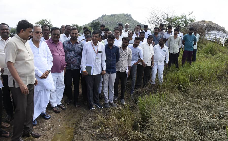 ಯಾದಗಿರಿಯ ನಾಯ್ಕಲ್ ಗ್ರಾಮದಲ್ಲಿ ಸೋಮವಾರ ನೆರೆಯಿಂದ ಹಾನಿಗೀಡಾದ ಭತ್ತವನ್ನು ಸಂಸದ ಜಿ.ಕುಮಾರ ನಾಯಕ್, ಶಾಸಕ ಚನ್ನಾರೆಡ್ಡಿ ಪಾಟೀಲ ತುನ್ನೂರು ವೀಕ್ಷಿಸಿದರು. ಅಧಿಕಾರಿಗಳು, ಪಕ್ಷದ ಮುಖಂಡರು ಉಪಸ್ಥಿತರಿದ್ದರು