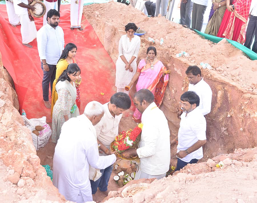 ಕೋಲಾರ ಜಿಲ್ಲೆ ಬಂಗಾರಪೇಟೆ ತಾಲ್ಲೂಕಿನ ಐತಾಂಡಹಳ್ಳಿ ಬಳಿ ಬೆಂಗಳೂರು- ಚೆನ್ನೈ ಎಕ್ಸ್‌ಪ್ರೆಸ್‌ ಕಾರಿಡಾರ್‌ನಲ್ಲಿ ವೈ–ಸ್ಪೇಸ್‌ ಸಂಸ್ಥೆಯ ಮೂಲಸೌಕರ್ಯ ಕೇಂದ್ರ ನಿರ್ಮಾಣಕ್ಕೆ ಗಣ್ಯರು ಭೂಮಿಪೂಜೆ ನೆರವೇರಿಸಿದರು