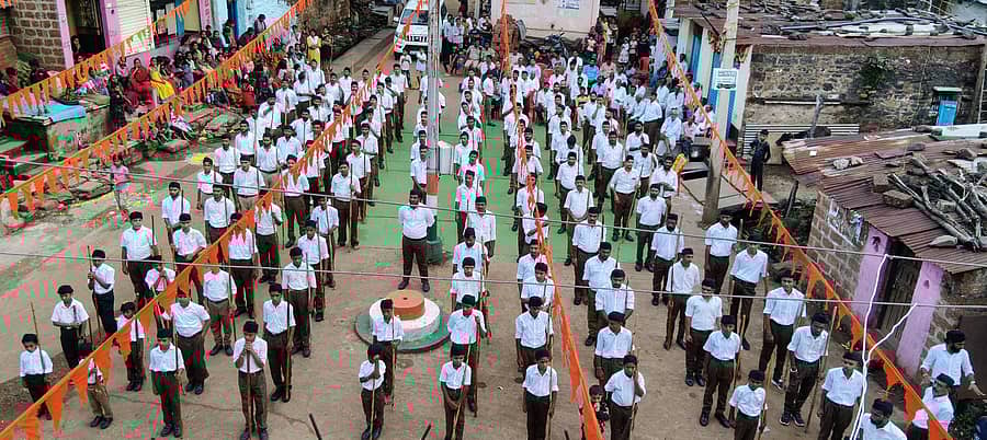 ಭಾಲ್ಕಿ ತಾಲ್ಲೂಕಿನ ಖಟಕ ಚಿಂಚೋಳಿ ಗ್ರಾಮದಲ್ಲಿ ರಾಷ್ಟ್ರೀಯ ಸ್ವಯಂ ಸೇವಕ ಸಂಘದ ಶತಮಾನೋತ್ಸವ, ವಿಜಯ ದಶಮಿ ಉತ್ಸವ ನಿಮಿತ್ತ ಸ್ವಯಂ ಸೇವಕರಿಂದ ಗ್ರಾಮದ ಪ್ರಮುಖ ಬೀದಿಗಳಲ್ಲಿ ಪಥಸಂಚಲನ ನಡೆಯಿತು