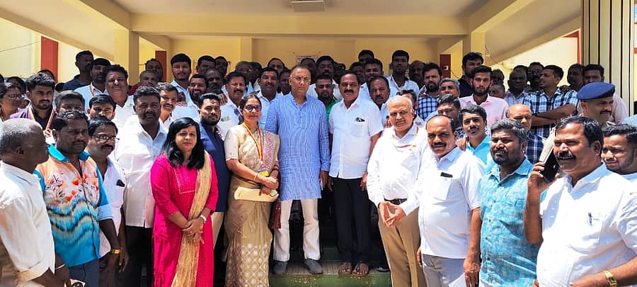 ಆರೋಗ್ಯ ಮತ್ತು ಕುಟುಂಬ ಕಲ್ಯಾಣ ಸಚಿವ ದಿನೇಶ್ ಗುಂಡೂರಾವ್ ಅವರು ಕಡೂರು ಪಟ್ಟಣದ ಸಾರ್ವಜನಿಕ ಆಸ್ಪತ್ರೆಗೆ ಸೋಮವಾರ ಭೇಟಿ ನೀಡಿದರು. ಶಾಸಕ ಕೆ.ಎಸ್.ಆನಂದ್, ಆಸಂದಿಕಲ್ಲೇಶ್, ಸಿ.ಎಸ್.ಪೂರ್ಣಿಮಾ, ಸಿ.ಆರ್.ಪ್ರವೀಣ್, ಡಾ.ಶ್ರೀನಿವಾಸ್, ಡಾ.ಚಂದಾ ಜತೆಗಿದ್ದರು