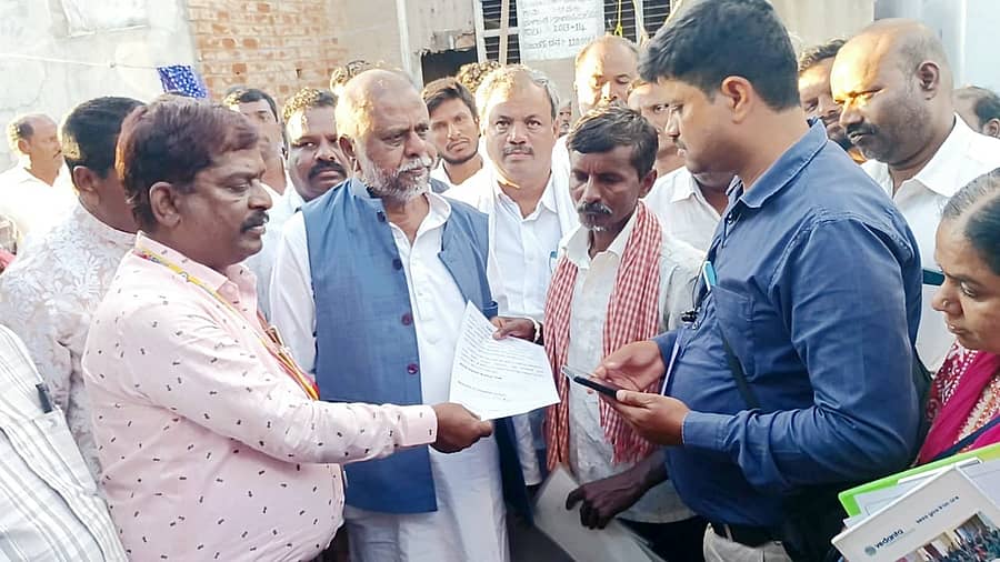 ಚಿಕ್ಕಜಾಜೂರು ಸಮೀಪದ ಬಿ. ದುರ್ಗ ಗ್ರಾಮದಲ್ಲಿ ನಡೆಸಲಾಗುತ್ತಿರುವ ಸಾಮಾಜಿಕ, ಶೈಕ್ಷಣಿಕ, ಆರ್ಥಿಕ ಸಮೀಕ್ಷೆ ಸಮಯದಲ್ಲಿ ಮಾಜಿ ಸಚಿವ ಎಚ್‌. ಆಂಜನೇಯ ಅವರು ಭಾಗವಹಿಸಿದ್ದರು. ಮುಖಂಡರು ಹಾಗೂ ಸಮೀಕೆಯ ಅಧಿಕಾರಿಗಳು ಇದ್ದರು.