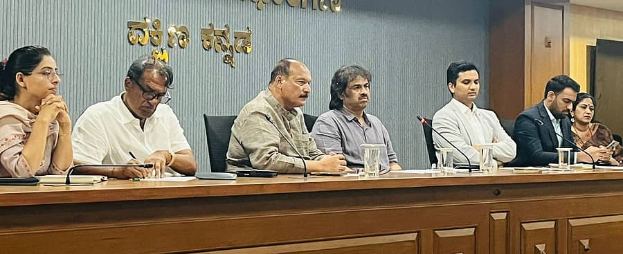 ಸಭೆಯಲ್ಲಿ ಮೀನಾಕ್ಷಿ ಆರ್ಯ, ಮಂಜುನಾಥ ಭಂಡಾರಿ, ಐವನ್ ಡಿಸೋಜ, ಮಧು ಬಂಗಾರಪ್ಪ, ದರ್ಶನ್ ಎಚ್‌ವಿ, ನರವಡೆ ವಿನಾಯಕ ಕಾರ್ಬಾರಿ ಹಾಗೂ ಪ್ರತಿಭಾ ಕುಳಾಯಿ ಭಾಗವಹಿಸಿದ್ದರು