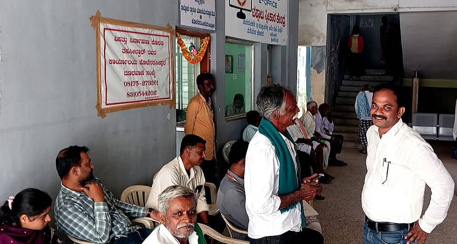 ಹೊಳೆನರಸೀಪುರ ತಾಲ್ಲೂಕು ಕಚೇರಿಯಲ್ಲಿ ಆಯೋಜಿಸಿದ್ದ ಜನಸ್ಪಂದನ ಕಾರ್ಯಕ್ರಮದಲ್ಲಿ ಭಾಗವಹಿಸಿದ್ದ ನಾಗರಿಕರು