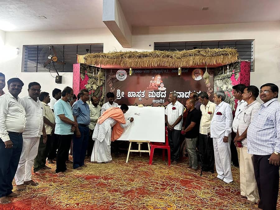 ತಾಳಿಕೋಟೆ: ದೃಶ್ಯಬಿಂಬ ಕಲಾ ಪ್ರತಿಷ್ಠಾನ ವಿಜಯಪುರದ ವತಿಯಿಂದ ತಾಳಿಕೋಟೆ ಪಟ್ಟಣದ ಖಾಸ್ಗತ ಮಠದ ಪವಾಡಗಳ ಆಧಾರಿತ ರಾಜ್ಯಮಟ್ಟದ ಚಿತ್ರಕಲಾ ಶಿಬಿರವನ್ನು ಖಾಸ್ಗತೇಶ್ವರ ಸಭಾಭವನದಲ್ಲಿ ಖಾಸ್ಗತೇಶ್ವರಮಠದ ಪೀಠಾಧಿಪತಿ ಬಾಲಶಿವಯೋಗಿ ಸಿದ್ಧಲಿಂಗದೇವರು ಬಿಳಿ ಕ್ಯಾನವಾಸ ಮೇಲೆ ವಿತ್ರ ಬರೆಯುವ ಮೂಲಕ ಸೋಮವಾರ ಚಾಲನೆ ನೀಡಿದರು