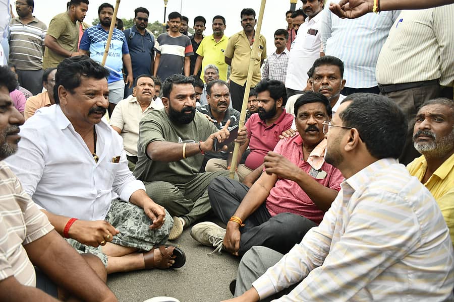 ಬಳ್ಳಾರಿ ನಗರದಲ್ಲಿ ಹಾಕಿದ್ದ ಬ್ಯಾನರ್‌ ತೆರವು ಖಂಡಿಸಿ ಪ್ರತಿಭಟನೆ ನಡೆಸಿದ ವಾಲ್ಮೀಕಿ ಸಮುದಾಯದ ಮುಖಂಡರೊಂದಿಗೆ ಪಾಲಿಕೆ ಅಧಿಕಾರಿಗಳು ಚರ್ಚಿಸಿದರು