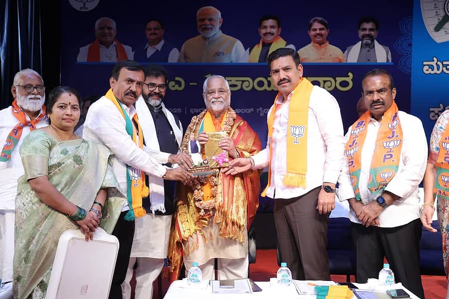 <div class="paragraphs"><p>ಭಾರತ್ ಸ್ಕೌಟ್ಸ್ ಮತ್ತು ಗೈಡ್ಸ್ ಭವನದಲ್ಲಿ ಬಿಎಲ್‌ಎ– ಎ1 ರಾಜ್ಯ ಮಟ್ಟದ ಕಾರ್ಯಗಾರ ಕಾರ್ಯಕ್ರಮದಲ್ಲಿ ಬಿಜೆಪಿ ರಾಜ್ಯ ಘಟಕದ ಅಧ್ಯಕ್ಷ ಬಿ.ವೈ.ವಿಜಯೇಂದ್ರ ಅವರು ಬಿಜೆಪಿಯ ಕೇಂದ್ರ ಶಿಸ್ತು ಸಮಿತಿ ಅಧ್ಯಕ್ಷ ಓಂ ಪಾಠಕ್ ಅವರನ್ನು ಗೌರವಿಸಿದರು. </p></div>