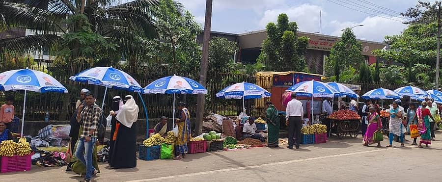 ರಾಹುಲ್ ಜಾರಕಿಹೊಳಿ ಜನ್ಮದಿನದ ಅಂಗವಾಗ ಸಚಿವ ಸತೀಶ ಜಾರಕಿಹೊಳಿ ಬೆಳಗಾವಿಯಲ್ಲಿ ಸೋಮವಾರ ಬೀದಿಬದಿ ವ್ಯಾಪಾರಸ್ಥರಿಗೆ ಛತ್ರಿಗಳನ್ನು ನೀಡಿದರು