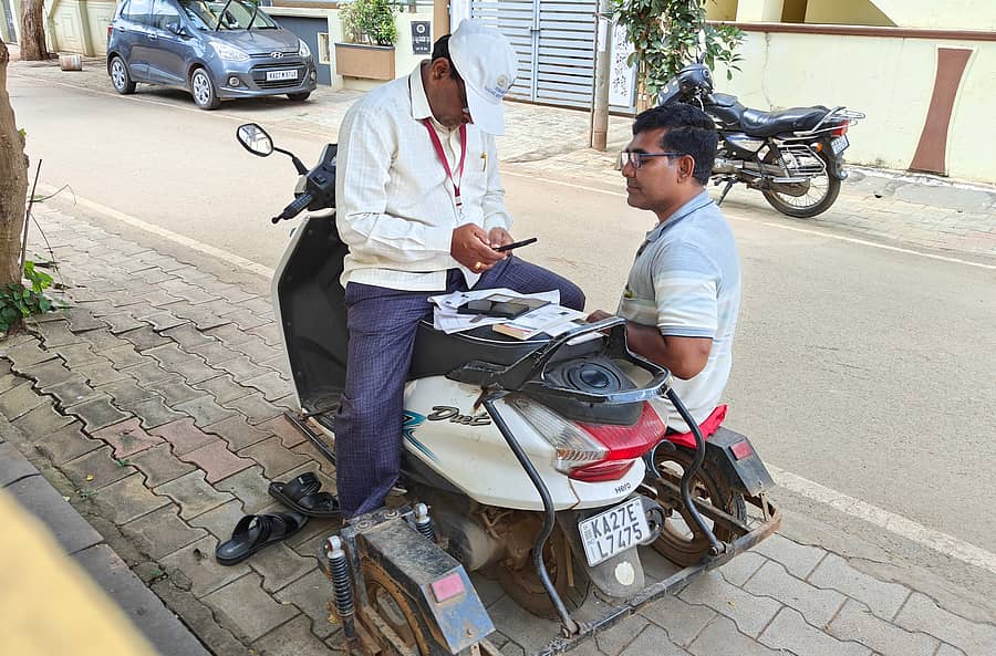 <div class="paragraphs"><p>ಹಾವೇರಿಯ ಬಸವೇಶ್ವರ ನಗರದಲ್ಲಿ ಅಂಗವಿಕಲರ ತ್ರಿಚಕ್ರ ವಾಹನದಲ್ಲಿ ಕುಳಿತು ಸಮೀಕ್ಷೆದಾರರೊಬ್ಬರು ಸಮೀಕ್ಷೆ ಮಾಹಿತಿ ಪಡೆದುಕೊಂಡರು </p></div>