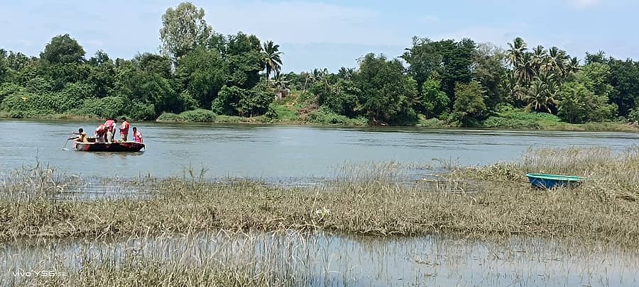 ಹೊನ್ನಾಳಿ ಸಮೀಪದ ತುಂಗಭದ್ರಾ ನದಿಯಲ್ಲಿ ತೆಪ್ಪ ಮಗುಚಿ ನೀರುಪಾಲಾದವರಿಗೆ ಅಗ್ನಿಶಾಮಕ ದಳದ ಸಿಬ್ಬಂದಿ ಸೋಮವಾರ ಹುಡುಕಾಟ ನಡೆಸಿದರು