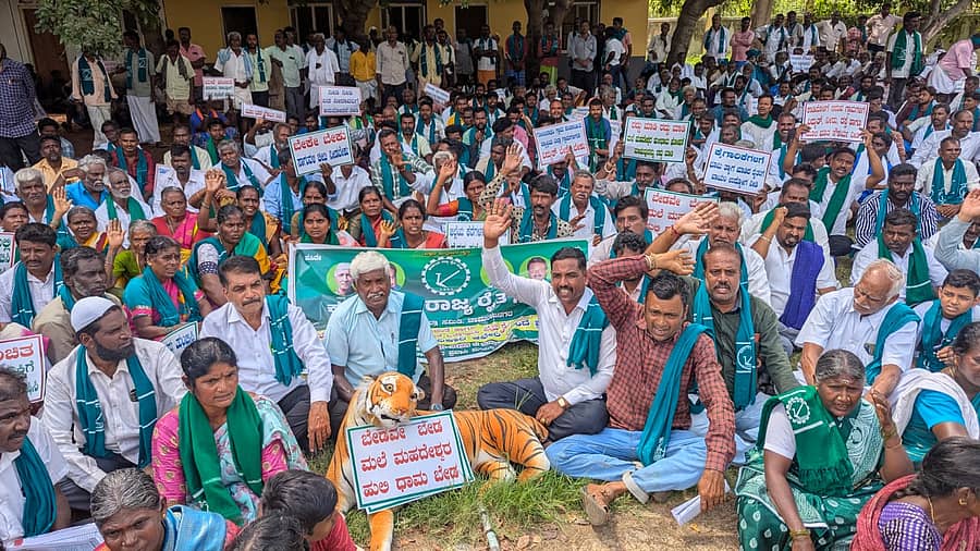 ಜಿಲ್ಲೆಗೆ ಸಮಗ್ರ ನೀರಾವರಿ ಯೋಜನೆ ಅನುಷ್ಠಾನಗೊಳಿಸಬೇಕು ಎಂದು ಒತ್ತಾಯಿಸಿ ಕರ್ನಾಟಕ ರಾಜ್ಯ ರೈತ ಸಂಘದಿಂದ ಸೋಮವಾರ ಜಿಲ್ಲಾಧಿಕಾರಿ ಕಚೇರಿ ಎದುರು ಪ್ರತಿಭಟನೆ ನಡೆಸಲಾಯಿತು