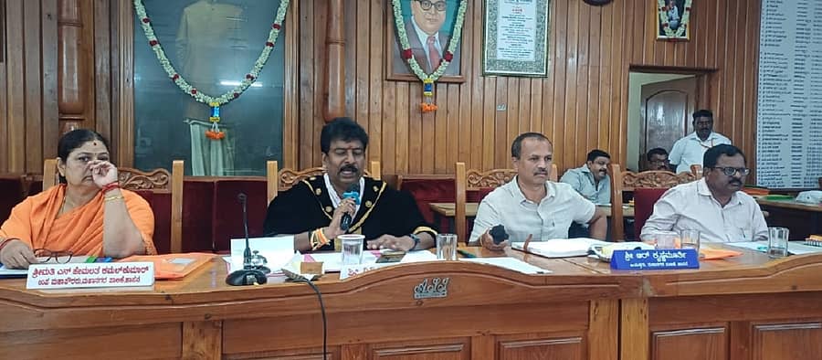 ಹಾಸನ ಮಹಾನಗರ ಪಾಲಿಕೆ ಸಭೆಯಲ್ಲಿ ಮೇಯರ್ ಗಿರೀಶ್‌ ಚನ್ನವೀರಪ್ಪ ಮಾತನಾಡಿದರು. ಉಪ ಮೇಯರ್ ಹೇಮಲತಾ, ಆಯುಕ್ತ ಕೃಷ್ಣಮೂರ್ತಿ ಭಾಗವಹಿಸಿದ್ದರು