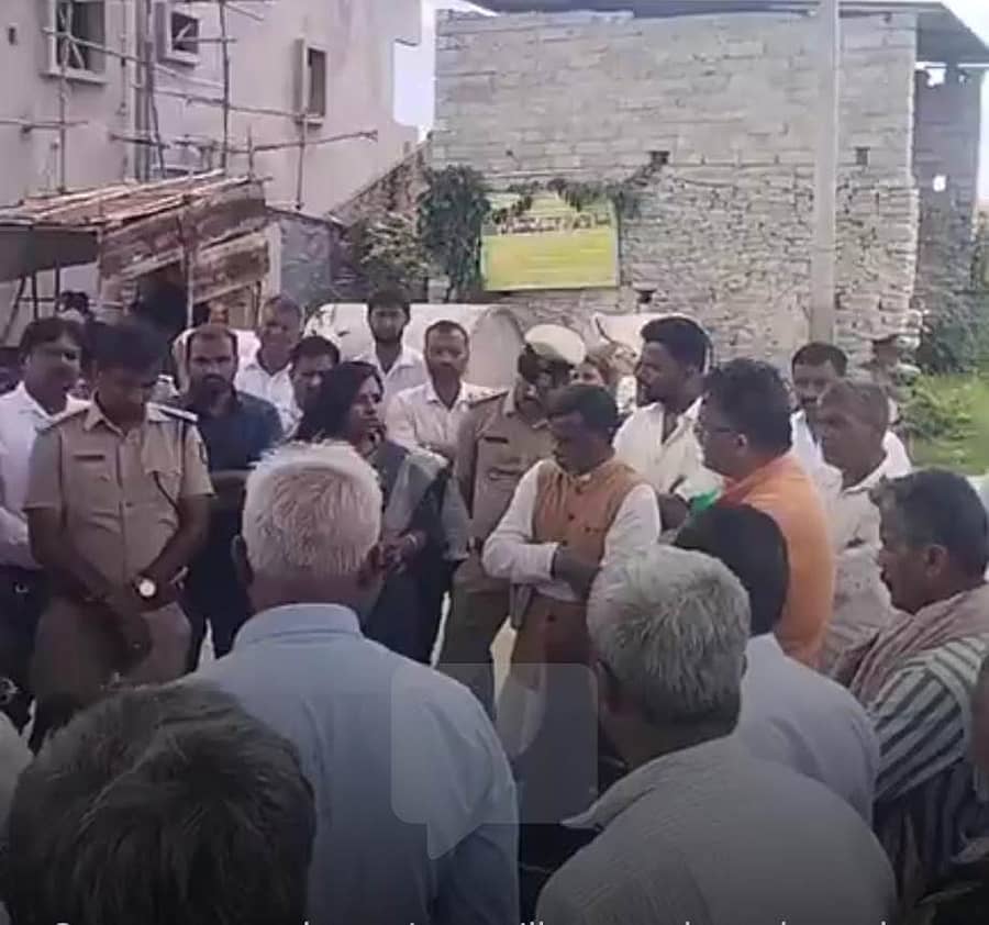 ಕುಣಿಗಲ್ ತಾಲ್ಲೂಕು ಕಿಚ್ಚಾವಾಡಿ ಗ್ರಾಮದ ದೇವಾಲಯದ ವಿವಾದ ಬಗೆಹರಿಸಲು ಡಿವೈಎಸ್‌ಪಿ ಓಂಪ್ರಕಾಶ್, ತಹಶೀಲ್ದಾರ್ ರಶ್ಮೀ ಸಭೆ ನಡೆಸಿದರು