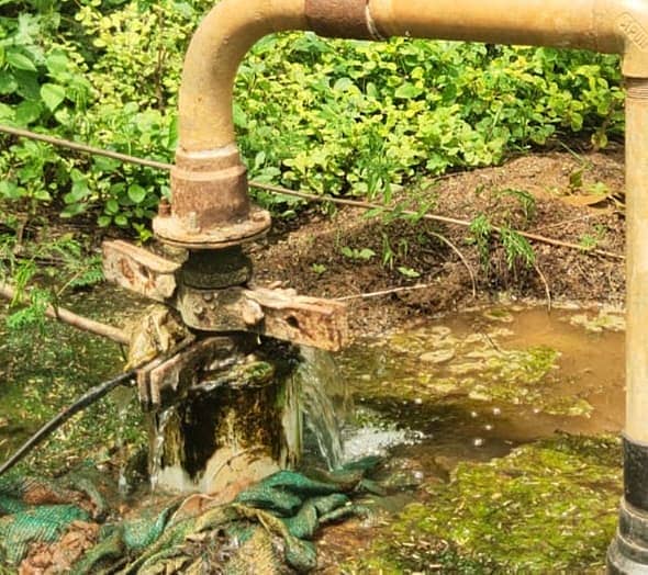 ಲಕ್ಷ್ಮೇಶ್ವರ ತಾಲ್ಲೂಕು ಉಂಡೇನಹಳ್ಳಿಯ ರೈತ ಬಸವರಾಜ ಅಂಗಡಿ ಅವರ ಕೊಳವೆಬಾವಿಯಲ್ಲಿ ಉಕ್ಕುತ್ತಿರುವ ನೀರು