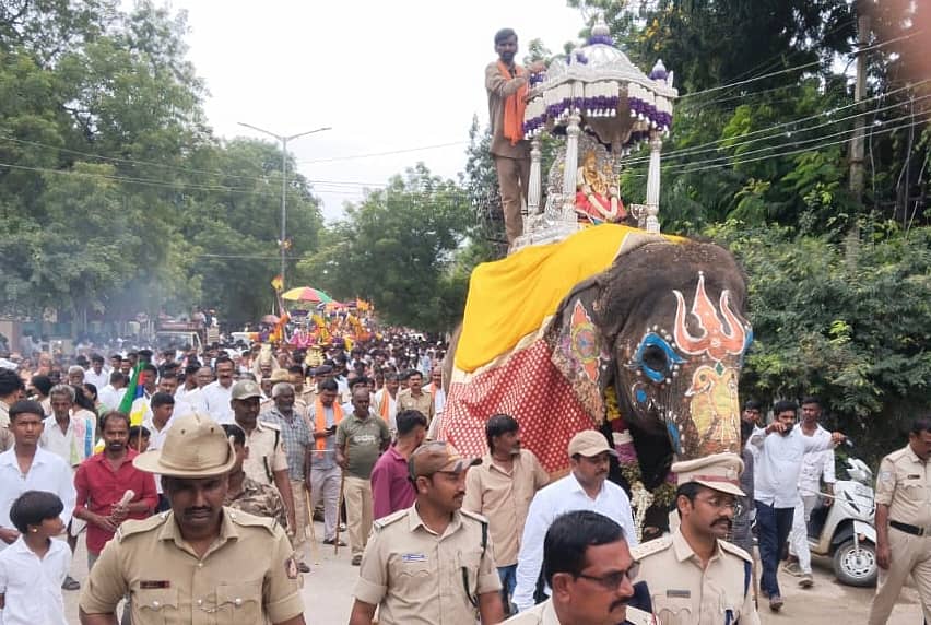 ಮಾನ್ವಿಯಲ್ಲಿ ಸೋಮವಾರ ಕಲ್ಮಠದ ಸುವರ್ಣ ದಸರಾ ಮಹೋತ್ಸವದ ಅಂಗವಾಗಿ ಜಂಬೂ ಸವಾರಿ ಮೆರವಣಿಗೆ ನಡೆಯಿತು