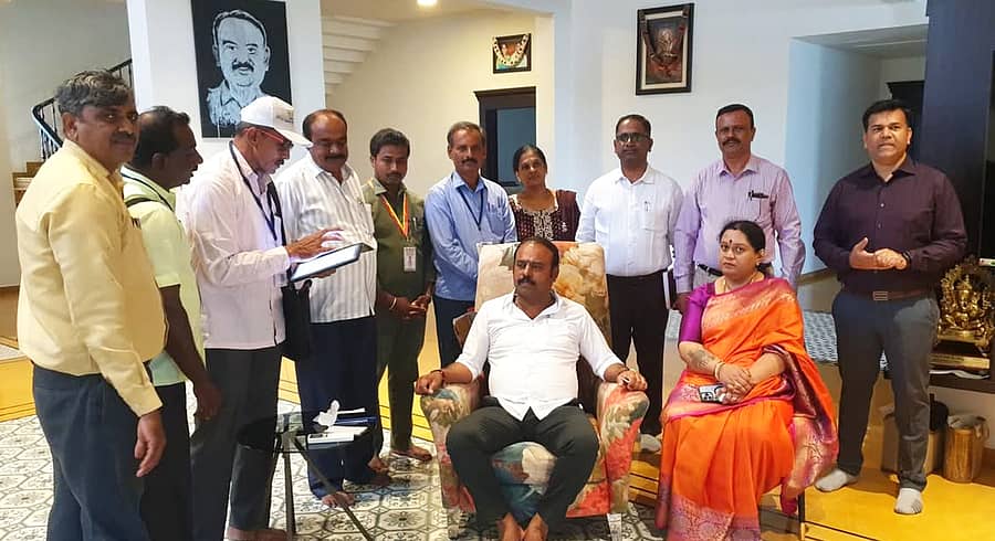 ಮದ್ದೂರು ತಾಲ್ಲೂಕಿನ ಕದಲೂರು ಗ್ರಾಮದಲ್ಲಿ ಶಾಸಕ ಕೆ.ಎಂ. ಉದಯ ಅವರ ಮನೆಯಲ್ಲಿ ಸಾಮಾಜಿಕ–ಶೈಕ್ಷಣಿಕ ಸಮೀಕ್ಷೆದಾರರು ಮಾಹಿತಿ ಸಂಗ್ರಹಿಸಿದರು 