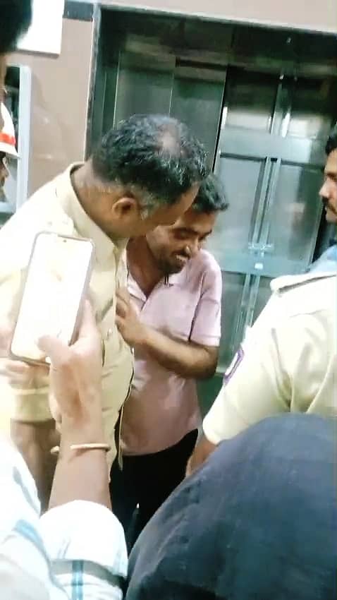 ಲಿಂಗಸುಗೂರು ಪಟ್ಟಣದ ಖಾಸಗಿ ಆಸ್ಪತ್ರೆಯಲ್ಲಿನ ಲಿಫ್ಟ್‌ನಲ್ಲಿ ಸಿಲುಕಿದ್ದ ಯುವಕನನ್ನು ಅಗ್ನಿಶಾಮಕ ಸಿಬ್ಬಂದಿ ರಕ್ಷಣೆ ಮಾಡಿದರು