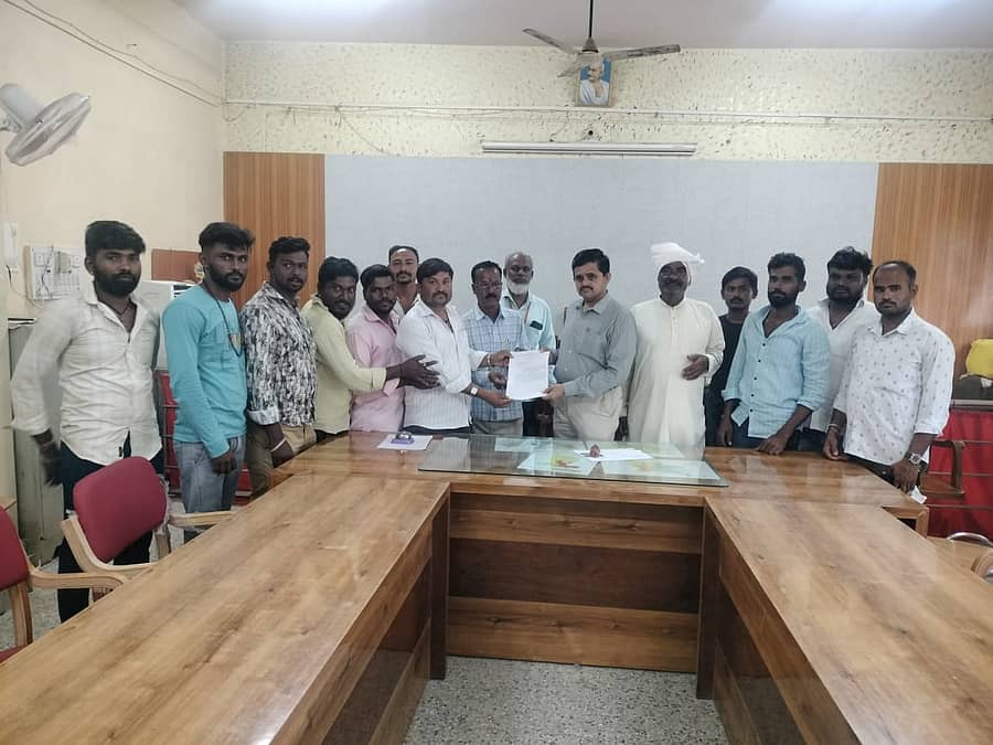 ಶಿರಹಟ್ಟಿ ತಾಲ್ಲೂಕಿನ ಹೊಳೆ-ಇಟಗಿ ಗ್ರಾಮದಲ್ಲಿ ವಿಷಪೂರಿತ ಆಹಾರ ಸೇವನೆಯಿಂದ ಸಾವನ್ನಪ್ಪಿದ ಕುರಿಗಳಿಗೆ ಪರಿಹಾರ ನೀಡಬೇಕೆಂದು ಒತ್ತಾಯಿಸಿ ಸೋಮವಾರ ತಾಲ್ಲೂಕು ಕುರುಬರ ಸಂಘದಿಂದ ತಹಶೀಲ್ದಾರ್ ಅವರಿಗೆ ಮನವಿ ಸಲ್ಲಿಸಲಾಯಿತು