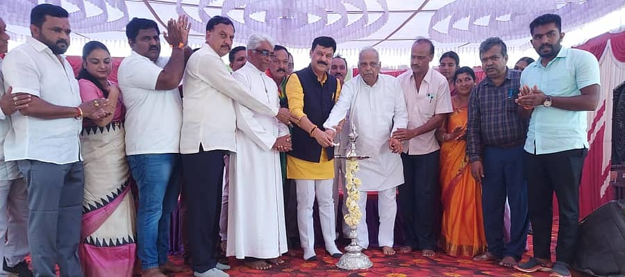 ಮಾಜಿ ಸಚಿವರಾದ ಕಾಗೋಡು ತಿಮ್ಮಪ್ಪನವರು ಡಿಸಿಸಿ ಬ್ಯಾಂಕ್‌ನ 34ನೇ ಶಾಖೆಯನ್ನು ಉದ್ಘಾಟಿಸಿ ಶಾಸಕರಾದ ಗೋಪಾಲಕೃಷ್ಣ ಬೇಳೂರು ಇವರೊಂದಿಗೆ ವೇದಿಕೆ ಕಾರ್ಯಕ್ರಮವನ್ನು ಉದ್ಘಾಟಿಸುತ್ತಿರುವುದು.