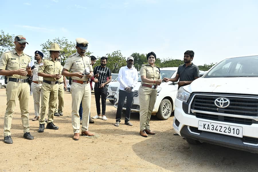 ಜಿಲ್ಲಾ ಪೊಲೀಸ್‌ ವರಿಷ್ಠಾಧಿಕಾರಿ ಡಾ. ಶೋಭಾರಾಣಿ ವಿ.ಜೆ ಅವರು ಕಾರುಗಳನ್ನು ಸೋಮವಾರ ವಾರಸುದಾರರಿಗೆ ಹಸ್ತಾಂತರ ಮಾಡಿದರು. ಪೊಲೀಸ್‌ ಅಧಿಕಾರಿ ಮಹಾಂತೇಶ್‌ ಮತ್ತಿತರರು ಇದ್ದರು. 