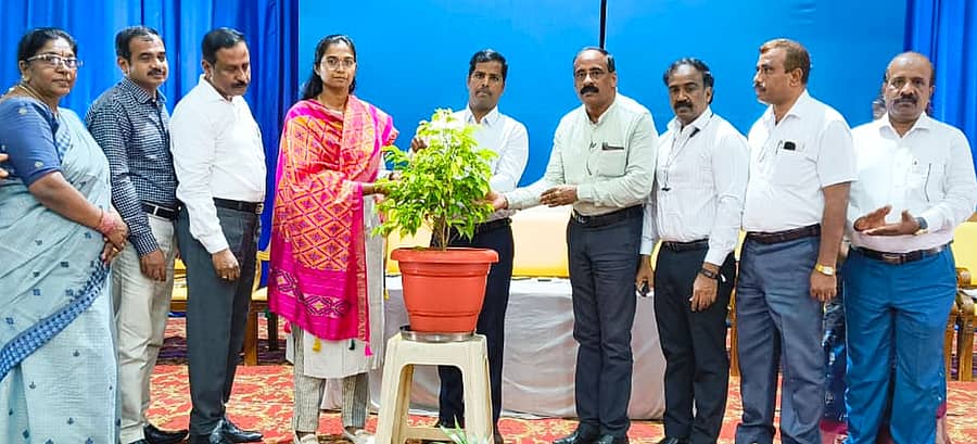 ಶಾಲಾ ಶಿಕ್ಷಣ ಇಲಾಖೆಯಿಂದ ನಗರದ ನಾಲ್ವಡಿ ಕೃಷ್ಣರಾಜ ಒಡೆಯರ್ ಕಲಾಮಂದಿರಲ್ಲಿ ಸೋಮವಾರ ನಡೆದ 10ನೇ ತರಗತಿ ವಿದ್ಯಾರ್ಥಿಗಳ ಫಲಿತಾಂಶ ವಿಶ್ಲೇಷಣೆ ಸಭೆ ಮತ್ತು ಜಿಲ್ಲಾ ಮಟ್ಟದ ಪ್ರೌಢಶಾಲಾ ಮುಖ್ಯ ಶಿಕ್ಷಕರ ಪ್ರಗತಿ ಪರಿಶೀಲನಾ ಸಭೆಯನ್ನು ಜಿಲ್ಲಾಧಿಕಾರಿ ಕುಮಾರ ಉದ್ಘಾಟಿಸಿದರು. ಸಿಇಒ ಕೆ.ಆರ್‌.ನಂದಿನಿ, ಇಲಾಖೆ ಅಧಿಕಾರಿಗಳು ಪಾಲ್ಗೊಂಡಿದ್ದರು