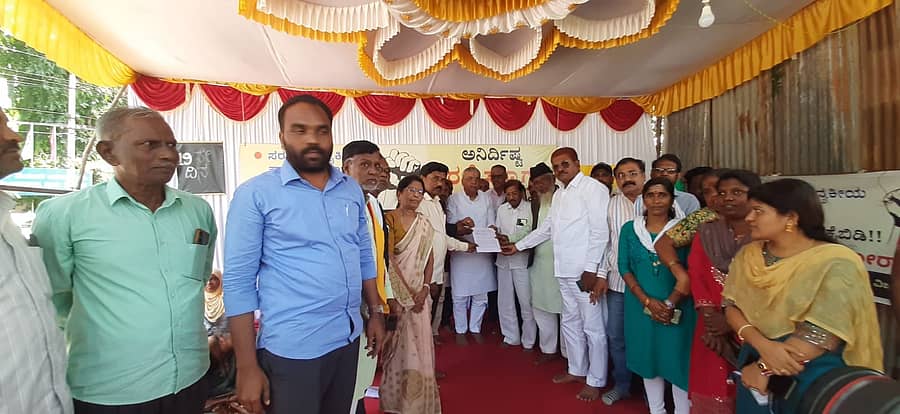 ವಿಜಯಪುರದಲ್ಲಿ ಸರ್ಕಾರಿ ವೈದ್ಯಕೀಯ ಸ್ಥಾಪನೆಗೆ ಆಗ್ರಹಿಸಿ ನಡೆಯುತ್ತಿರುವ ಧರಣಿ ಸ್ಥಳಕ್ಕೆ ಸೋಮವಾರ ಭೇಟಿ ನೀಡಿ ಬೆಂಬಲ ವ್ಯಕ್ತಪಡಿಸಿದ ಶಾಸಕ ಯಶವಂತರಾಗೌಡ ಪಾಟೀಲ ಅವರಿಗೆ ಹೋರಾಟ ಸಮಿತಿಯಿಂದ ಮನವಿ ಸಲ್ಲಿಸಿದರು 