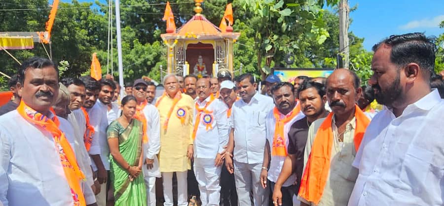 ಶಹಾಪುರ ನಗರದ ಮಹರ್ಷಿ ವಾಲ್ಮೀಕಿ ಜಯಂತಿ ಅಂಗವಾಗಿ ವಾಲ್ಮೀಕಿ ಪುತ್ಥಳಿಗೆ ಮಂಗಳವಾರ ಸಚಿವ ಶರಣಬಸಪ್ಪ ದರ್ಶನಾಪುರ ಪೂಜೆ ಸಲ್ಲಿಸಿದರು