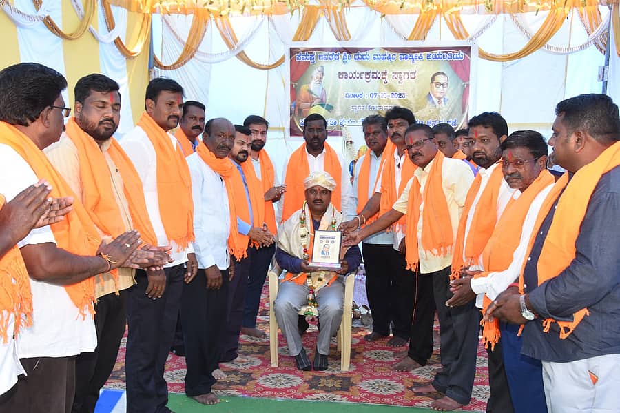 ಹಟ್ಟಿ ಪಟ್ಟಣದಲ್ಲಿ ಎಸ್‌.ಸಿ, ಎಸ್‌.ಟಿ ನೌಕರರ ಸಂಘದ ವತಿಯಿಂದ ನಡೆದ ಮಹರ್ಷಿ ವಾಲ್ಮೀಕಿ ಜಯಂತಿ ಕಾರ್ಯಕ್ರಮದಲ್ಲಿ ನೂತನವಾಗಿ ಗಣಿ ಕಂಪನಿಗೆ ಆಯ್ಕೆಯಾದ ಉಪಪ್ರಧಾನ ವ್ಯವಸ್ಥಾಪಕ ಕೃಷ್ಣ ಅವರನ್ನು ಸನ್ಮಾನಿಸಿದರು