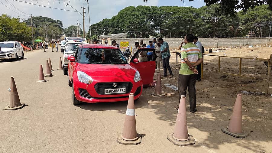 <div class="paragraphs"><p>ಘಟನೆ ನಡೆದ ಸ್ಥಳದಲ್ಲಿ ಪೊಲೀಸರು ಪರಿಶೀಲನೆ ನಡೆಸಿದರು</p></div>