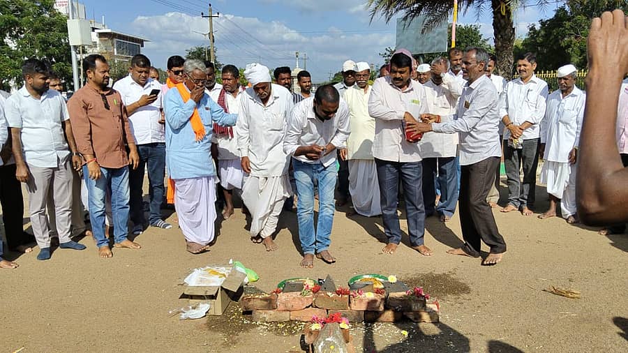 ಕರ್ನಾಟಕ ಬಂಜಾರ ಹಕ್ಕು ಸಂರಕ್ಷಣಾ ಸಮಿತಿಯಿಂದ ಪ್ರತಿಭಟನೆ ಕೈಗೊಂಡಿರುವವರು ಗದಗ ಜಿಲ್ಲಾಧಿಕಾರಿ ಕಚೇರಿ ಮುಂದಿನ ರಸ್ತೆಯಲ್ಲಿ ಸೀಗೆ ಹುಣ್ಣಿಮೆ ಆಚರಿಸಿದರು