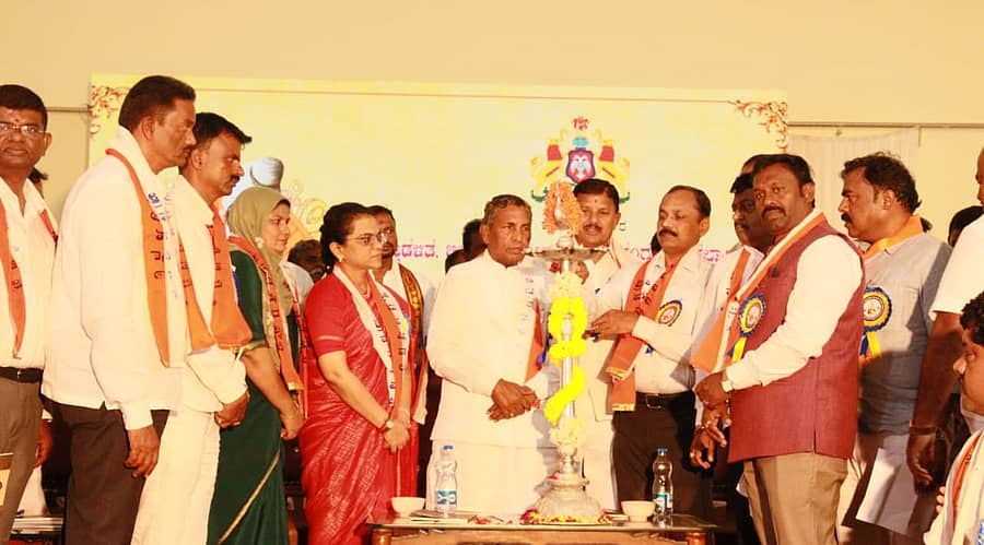 ದೇವನಹಳ್ಳಿ ಗೋಕೆರೆ ರಸ್ತೆಯಲ್ಲಿರುವ ವಾಲ್ಮೀಕಿ ಭವನದಲ್ಲಿ ಹಮ್ಮಿಕೊಂಡಿದ್ದ ಜಯಂತ್ಯೋತ್ಸವದಲ್ಲಿ ಜಿಲ್ಲಾ ಉಸ್ತುವಾರಿ ಸಚಿವ ಕೆ.ಎಚ್‌.ಮುನಿಯಪ್ಪ ಉದ್ಘಾಟಿಸಿದರು