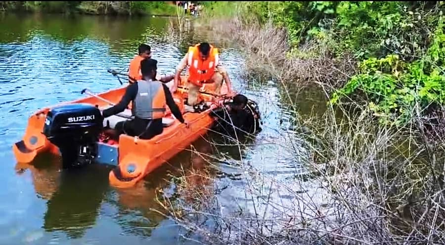 ಸಂಡೂರು ತಾಲ್ಲೂಕಿನ ಯಶವಂತನಗರ ಗ್ರಾಮದ ಹೊರವಲಯದ ರಾಘಾಪುರ ಕೆರೆಯಲ್ಲಿ ಸೋಮವಾರ ಬಾಲಕನು ಕಾಣೆಯಾಗಿದ್ದರಿಂದ ಅಗ್ನಿಶಾಮಕ ಸಿಬ್ಬಂದಿ ಬೋಟ್ ಮೂಲಕ ಶೋಧ ನಡೆಸಿದರು