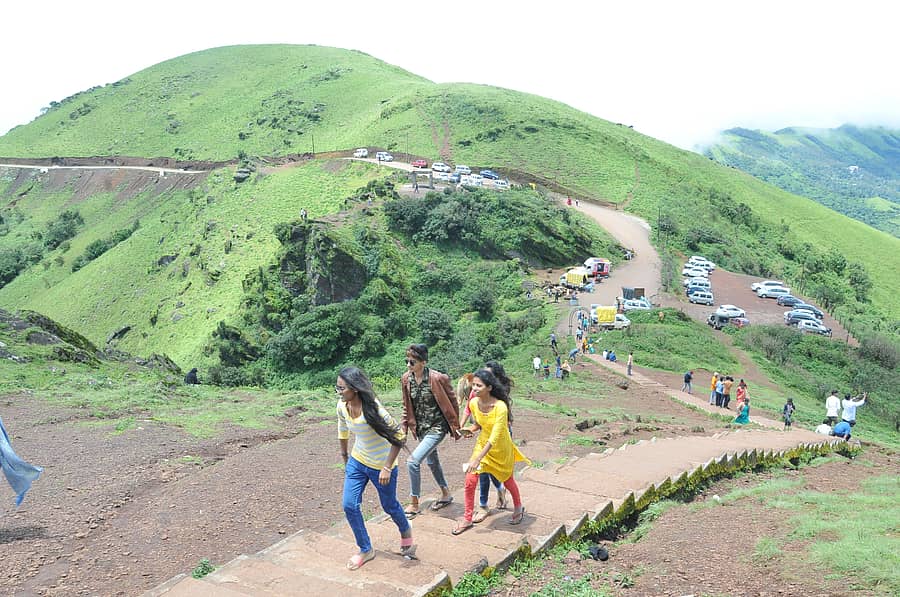 ಮುಳ್ಳಯ್ಯನಗಿರಿಯಲ್ಲಿ ಪ್ರವಾಸಿಗರು –ಸಾಂದರ್ಭಿಕ ಚಿತ್ರ