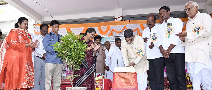 ತಿಕೋಟಾದಲ್ಲಿ ಸಚಿವ ಎಂ. ಬಿ. ಪಾಟೀಲ ಅವರ ಜನ್ಮದಿನದ ಅಂಗವಾಗಿ ನಡೆದ ಆರೋಗ್ಯ ತಪಾಸಣೆ ಶಿಬಿರವನ್ನು ಜಿ. ಪಂ. ಮಾಜಿ ಅಧ್ಯಕ್ಷ ವಿ. ಎಸ್. ಪಾಟೀಲ ಉದ್ಘಾಟಿಸಿದರು 