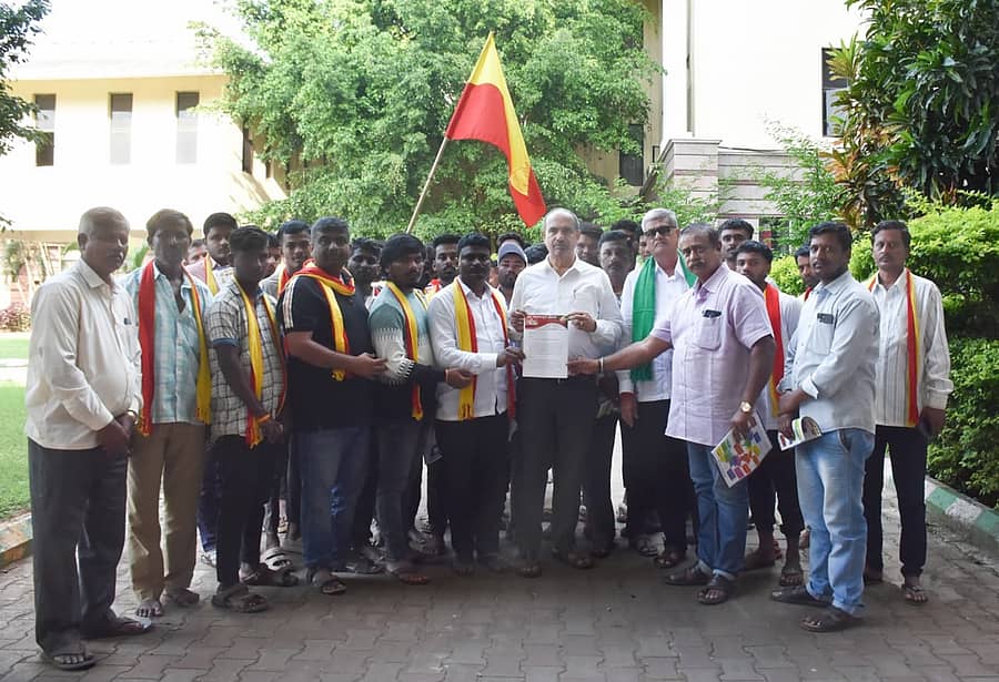 ವಿವಿಧ ಬೇಡಿಕೆಗಳ ಈಡೇರಿಕೆಗೆ ಆಗ್ರಹಿಸಿ ಜನಸಾಮಾನ್ಯರ ವೇದಿಕೆ ವತಿಯಿಂದ ಗದಗ ಜಿಲ್ಲಾಧಿಕಾರಿ ಮೂಲಕ ಸರ್ಕಾರಕ್ಕೆ ಮನವಿ ಸಲ್ಲಿಸಲಾಯಿತು