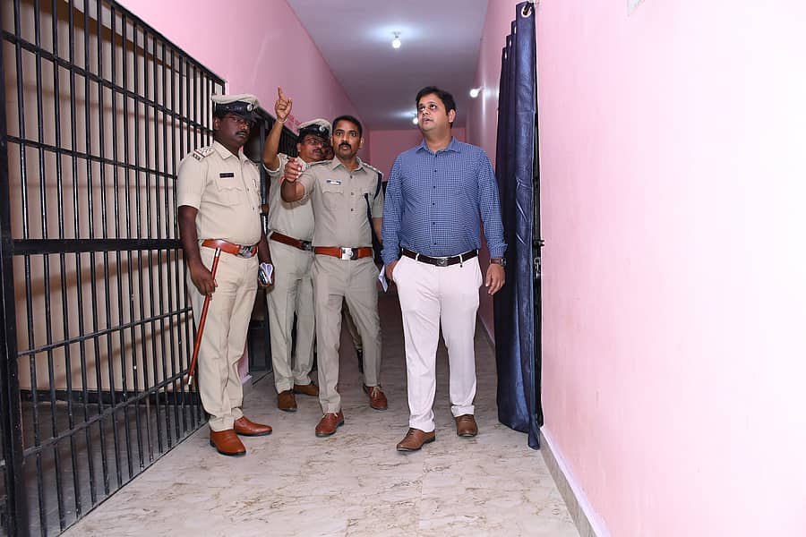 <div class="paragraphs"><p>ಕವಿತಾಳ ಪೊಲೀಸ್‌ ಠಾಣೆಗೆ ಕೇಂದ್ರ ಗೃಹ ಸಚಿವಾಲಯದ ಅಧಿಕಾರಿ ಸೈಯದ್‌ ಮಹ್ಮದ್‌ ಹುಸೇನ್‌ ಭೇಟಿ ನೀಡಿ ಪರಿಶೀಲಿಸಿದರು</p></div>