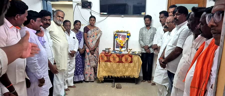 ಕಾರಟಗಿ ಪುರಸಭೆ ಕಚೇರಿಯಲ್ಲಿ ಮಹರ್ಷಿ ವಾಲ್ಮೀಕಿ ಜಯಂತಿ ಆಚರಿಸಲಾಯಿತು  