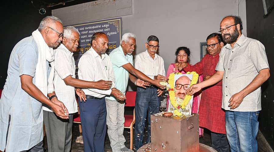 ಮೈಸೂರಿನ ರಂಗಾಯಣದಲ್ಲಿ ‘ಮೈಸೂರು ವಿವಿಧ ರಂಗಸಂಘಟನೆಗಳ ಒಕ್ಕೂಟ’ವು ಮಂಗಳವಾರ ಆಯೋಜಿಸಿದ್ದ ಮೊಗಳ್ಳಿ ಗಣೇಶ್ ನುಡಿನಮನದಲ್ಲಿ ಭಾವಚಿತ್ರಕ್ಕೆ ಗಣ್ಯರು ಪುಷ್ಪನಮನ ಸಲ್ಲಿಸಿದರು  ಪ್ರಜಾವಾಣಿ ಚಿತ್ರ 